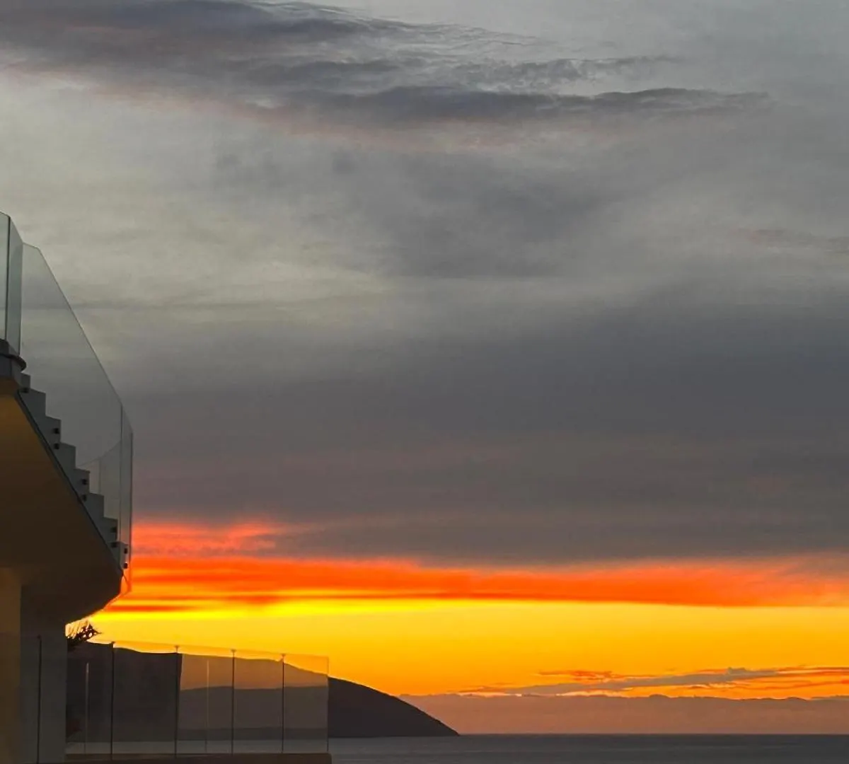 Modern Seaside Stay With Sunset Views & Private Balcony Vlore Homestay